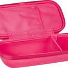 Ein leeres, aufgeklapptes, pinkes Etui mit einem Fach und Gummibändern im Deckel.