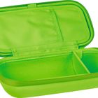 Leere, offene, leuchtend grüne Tasche mit zwei Fächern, innen weich gefüttert.