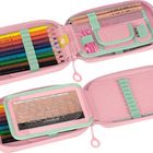 Ein Federmäppchen in Rosa mit Farbstiften, Bleistiften, Spitzer, Radiergummi und Schablone in Fächern.