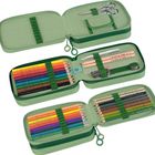 Text auf Stiften: Faber-Castell, GRIP, JUMBO. Ein grünes Federmäppchen, gefüllt mit Buntstiften, Bleistiften, Schere.