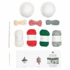 RICORUMI. Weiße Ringe, bunte Wollknäuel, Häkelnadel; eine Anleitung mit festlichem Design.