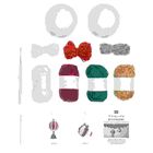 Es steht "Ricorumi" auf Garnetiketten. Häkelnadeln, Füllwatte, bunte Garne und Illustrationen von weihnachtlichem Schmuck.