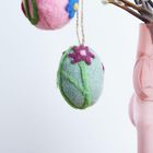 Filzeier mit Blumenmotiven an Zweigen, strahlende Farben, dekorativ, Vase in Rosé.