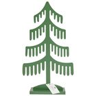 Ein grüner, stilisierter Baum aus Holz mit einem Etikett am Stamm, das keine leicht erkennbare Schrift zeigt.