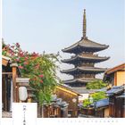 Text: „Ohne Herz gibt es keinen Weg“
Zeigt eine Pagode, umgeben von traditionellen Holzhäusern und Blüten.