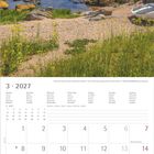 März 2027 Kalender. Foto von felsiger Küste mit Booten und grünem Ufer in Bornholm, Dänemark. Klarer Himmel, ruhiges Meer.
