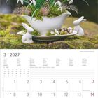 Kalender für März 2027. Bild: Schneeglöckchen in weißer Teetasse, umgeben von Moos, Federn und zwei Hasenfiguren.