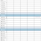 Text: März. Tage und Wochentage in mehreren Sprachen. Daten von 1 bis 31. Foto von Bergen und einem stillen See im Hintergrund.