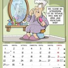 Text: "Das Schöne am Älterwerden ist die Tatsache, dass man mit jedem Jahr vielfältiger wird."  
Illustration: Eine ältere Frau im Bademantel sitzt vor einem Spiegel. Kalender für März 2027 unten.