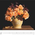 03 März, "Joye Joye", C. Clay Perry, Dumont. Gelbe Vase mit orangefarbenen Rosen, braune Blätter, auf dunklem Hintergrund.