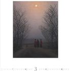 Gemälde mit kahlen Bäumen, drei Personen in Rot auf einem Weg unter einem hellen, runden Mond. Verträumte Stimmung.