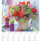 Kalenderseite: März 2027, Tage und Wochen, wichtige Daten wie 8. März - Internationaler Frauentag. Blumenstrauß in buntem Topf.