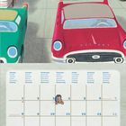 Kalender für März 2027. Der Maulwurf fährt ein pinkes Auto in einem Stau. Illustration mit bunten Autos und dem Maulwurf.