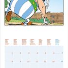 Kalenderblatt März 2027 mit Wochentagen in verschiedenen Sprachen. Illustration mit einem Comicszene einer starken Figur.