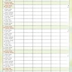 Kalender für März. Wochentage und Zahlen in vier Sprachen. Bunt verzierte Ostereier oben, unten Schafe mit Küken und Tulpen.