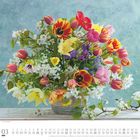 03 DuMont, März, Kalenderblatt. Ein bunter Blumenstrauß in einer Vase auf einem Tisch vor einem blauen Hintergrund.