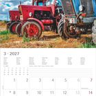 Kalender für März 2027, mit Datumsangaben und Wochentagen. Oben alte, bunte Traktoren auf einem Feld.