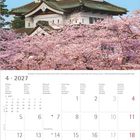 Kalender für April 2027. Historisches japanisches Schloss hinter blühenden Kirschbäumen unter blauem Himmel.