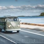 MÄRZ 2027 Kalender mit Tagen und Feiertagen. Ein grüner Retro-Bus fährt an einem Gewässer entlang, blauer Himmel im Hintergrund.