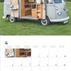 Kalenderseite für April. Bild eines klassischen, offenen VW-Busses auf einer Wiese unter bewölktem Himmel.