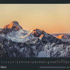 Kalenderseite für März mit einem beeindruckenden schneebedeckten Berg im Sonnenuntergang.