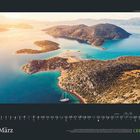 "März" mit Kalendarium. Luftaufnahme von Inseln und blauem Wasser, ein Segelboot in der ruhigen Bucht.