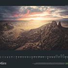 Märzkalenderblatt mit Wüstenlandschaft, Berge im Vordergrund, dramatischer Himmel. GEO-Logo unten rechts.