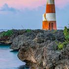 Leuchtturm auf Jamaika, rot-weiß, auf Felsen, vor rosa Himmel. Kalender unten zeigt Monat Februar. Logo: GEO.