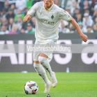 "Vorjahresabbildung" über Fußballspieler in weißem Trikot, unten Kalender mit Zahlen hervorgehoben. Logo in der Mitte.