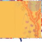 Eine gelbe Fläche mit abstrakten Mustern aus Kreisen, Spiralen und Linien in lebendigen Farben.