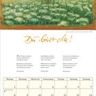 "Du bist da!", Monatskalender März, Gedicht über Naturklänge und Blütenduft. Illustration: Blumenwiese mit Herzen.