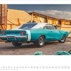 Kalenderblatt für März 2027, zeigt einen blauen Oldtimer. Der Hintergrund ist eine verrostete Industrieanlage.