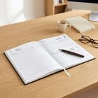 Ein geöffneter Kalender zeigt 1. Januar Freitag, 2. Januar Samstag, 3. Januar Sonntag, daneben Stift, Brille, Tasse.