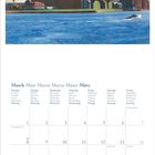Kalender, März, mehrsprachig. Illustration: Küstenstadt, klares Wasser, blauer Himmel. Datumsfelder mit Notizen unten.