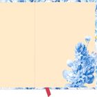 Keine Texte vorhanden. Eine florale Illustration in Blautönen mit einem roten Band unten.