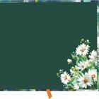 Ein dunkelgrüner Hintergrund mit einem Muster aus weißen Gänseblümchen am rechten Rand, botanische Illustration.