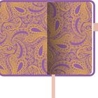 Elegantes Muster aus gelben Paisley-Formen mit floralen Details auf violettem Hintergrund.