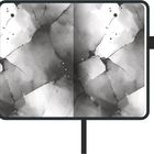 Es gibt keinen Text. Eine abstrakte Illustration mit grauen Aquarellflecken und Spritzern auf einer rechteckigen Oberfläche.