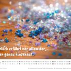 "Glück erfährt vor allem der, der genau hinschaut." Bunte Sternkonfetti auf Holzoberfläche, Kalender für März 2027.