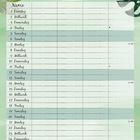 „Ein bisschen Chaos ist schon in Ordnung“. Kalender für Juni, umgeben von Blättermuster in Grüntönen.