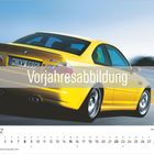 "Vorjahresabbildung", Kalenderblatt zeigt März, gelbes Auto von hinten auf Straße.