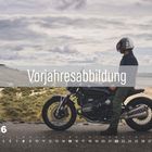 "Vorjahresabbildung" steht zentral. Unten "FEB 26" mit Kalendertagen. Motorradfahrer am Strand, bewölkter Himmel.