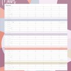 Kalender für März mit Wochentagen, Notizen-Sektion und Platz für den Namen. Pastellfarbener Hintergrund mit abstraktem Muster.