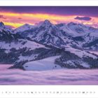 Zahlen 1-31 unten, daneben "3 - 2027". Verschneite Berge im Hintergrund, darunter nebelverhangene Wälder.