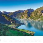 Kalender mit Juni 2027; idyllischer Fjord, umgeben von grünen Bergen unter klarem Himmel.