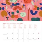 March März Kalender, Tage in mehreren Sprachen. Bunt gemustertes Hintergrunddesign mit abstrakten Formen. Label: "flow".