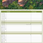 Kalender für März 2027 mit Terminen und Geburtstagen. Bild einer grünen Steinlandschaft namens "Three Whale Rock".