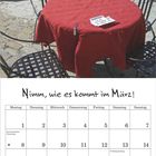 Text oben: „Nimm, wie es kommt im März!“
Ein roter Tisch im Freien, umgeben von leeren Stühlen.