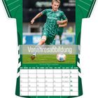 Vorjahresabbildung, Isak Hansen-Aarøen *22.08.2004, Kalendermonat August. Ein Fußballspieler in grünem Trikot auf dem Feld.