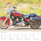 Kalenderseite für April, zeigt eine rote Harley-Davidson Road King auf einem Schotterweg.